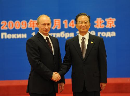 10月14日,温家宝总理迎接俄罗斯总理普京。当日,上海合作组织成员国总理第八次会议在北京人民大会堂举行。中国国务院总理温家宝主持会议。 新华社记者马占成摄