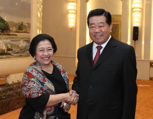 9月29日,中共中央政治局常委、全国政协主席贾庆林在北京人民大会堂会见印度尼西亚前总统梅加瓦蒂。新华社记者 鞠鹏 摄
