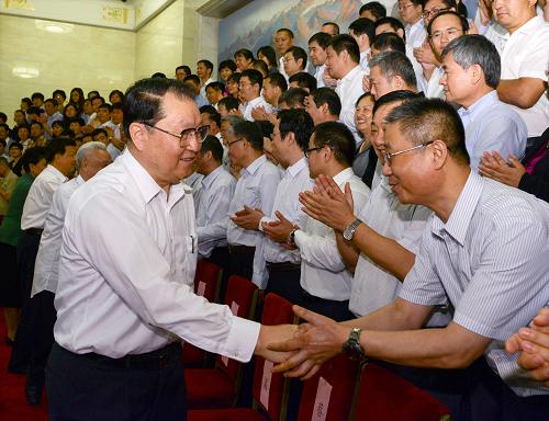 7月26日,三联书店创建80周年庆祝大会在北京人民大会堂举行。会前,中共中央政治局常委李长春亲切会见与会人员,并同大家合影留念。 新华社记者饶爱民摄
