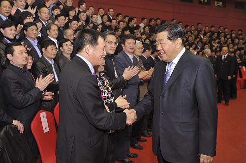 贾庆林会见中国机械工业联合会三届三次会员大会代表 3月29日,中共中央政治局常委、全国政协主席贾庆林在北京会见中国机械工业联合会三届三次会员大会代表。 新华社记者黄敬文摄