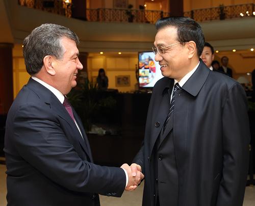 11月29日,国务院总理李克强与乌兹别克斯坦总理米尔济亚耶夫在塔什干举行会谈。会谈前,米尔济亚耶夫在中国代表团下榻的饭店迎候李克强,并步行陪同李克强前往会谈地点。新华社记者 姚大伟 摄