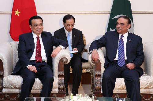 5月22日,中国国务院总理李克强在伊斯兰堡会见巴基斯坦总统扎尔达里。新华社记者 庞兴雷 摄