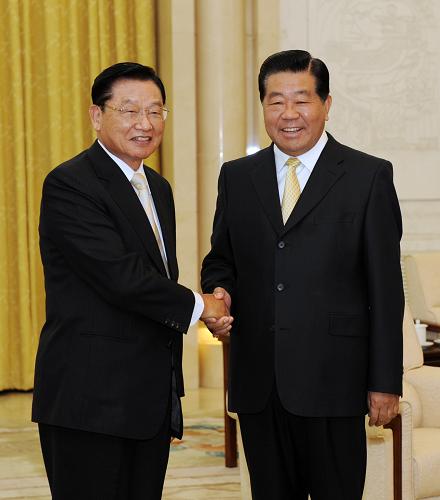 10月28日,中共中央政治局常委、全国政协主席贾庆林在北京人民大会堂会见台湾海基会董事长江丙坤率领的海基会新闻交流团一行。新华社记者 饶爱民 摄