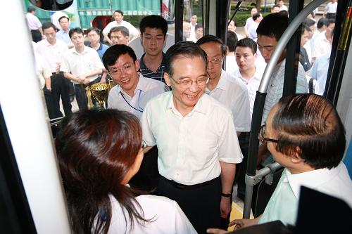 这是6月12日,温家宝在南车株洲电力机车研究所有限公司了解新型节能机车。新华社记者 鞠鹏 摄
