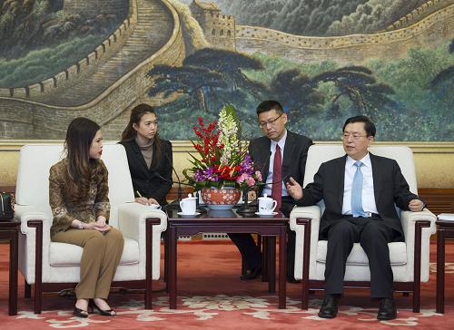 12月10日,中国全国人大常委会委员长张德江在北京人民大会堂会见来华出席第6届“中泰一家亲”音乐歌舞晚会的泰国朱拉蓬公主。新华社记者 谢环驰 摄