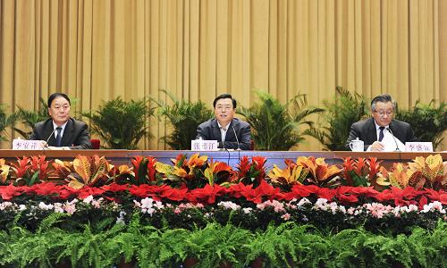 张德江出席全国交通运输工作会议 1月15日,全国交通运输工作会议在北京召开。中共中央政治局委员、国务院副总理张德江出席会议并讲话。 新华社记者谢环驰摄