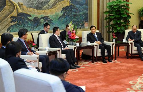 12月9日,中共中央政治局常委、中央书记处书记刘云山在北京人民大会堂会见来华参加第六届东盟与中日韩(10+3)媒体合作研讨会的外方代表。新华社记者 张铎 摄