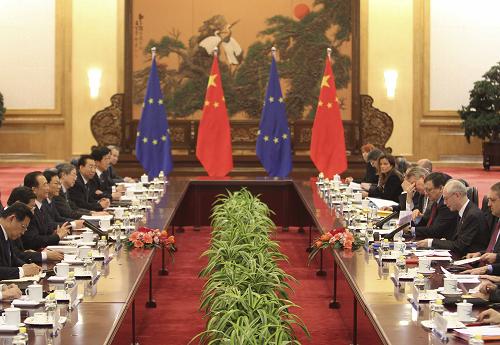 2月14日,第十四次中欧领导人会晤在北京人民大会堂举行。中国国务院总理温家宝与欧洲理事会主席范龙佩及欧盟委员会主席巴罗佐共同出席。 新华社记者 丁林 摄