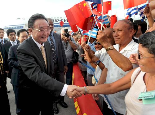 吴邦国开始对古巴进行正式友好访问 应古巴共和国全国人民政权代表大会主席里卡多·阿拉尔孔的邀请,中国全国人大常委会委员长吴邦国于当地时间9月1日傍晚抵达古巴首都哈瓦那,开始对古巴进行为期三天的正式友好访问。 这是在哈瓦那何塞·马蒂国际机场,吴邦国与欢迎群众握手。 新华社记者马占成 摄