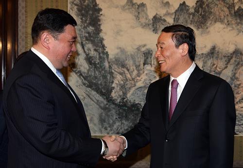 4月10日,中国国务院副总理王岐山在北京中南海会见参加中蒙经贸联委会第十一次会议的蒙古国副总理恩赫包勒德。新华社记者 姚大伟 摄
