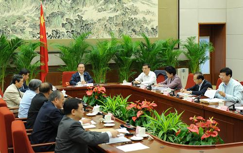 9月21日和22日,国务院总理温家宝召开三次新兴战略性产业发展座谈会,听取经济、科技专家的意见和建议。国务院副总理李克强、回良玉,国务委员刘延东,国务委员兼国务院秘书长马凯出席会议。新华社记者 黄敬文 摄