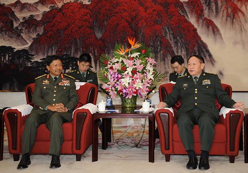 7月8日,国务委员兼国防部长梁光烈在北京会见来访的马来西亚武装部队司令阿齐兹。 新华社记者丁林摄