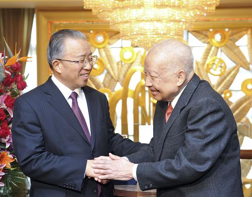 3月20日,在胡锦涛主席即将访问柬埔寨前夕,国务委员戴秉国在北京代表胡锦涛主席看望柬埔寨太皇西哈努克和夫人,向他们转达胡锦涛主席和夫人的亲切问候和良好祝愿,并同他们进行亲切友好的交谈。新华社记者 王晔 摄