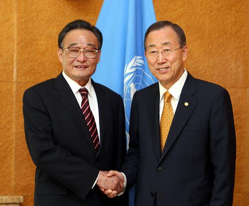 7月19日,全国人大常委会委员长吴邦国在日内瓦会见联合国秘书长潘基文。新华社记者 鞠鹏 摄