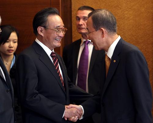 7月19日,全国人大常委会委员长吴邦国在日内瓦会见联合国秘书长潘基文。新华社记者 鞠鹏 摄