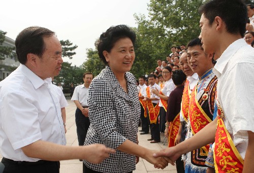 9月8日,全国教育系统抗震救灾先进集体和先进个人表彰大会在北京举行。中共中央政治局委员、国务委员刘延东出席大会并讲话。这是刘延东与受表彰的代表亲切握手。新华社记者 刘卫兵 摄
