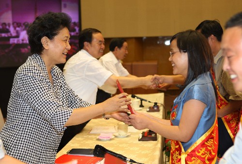 9月8日,全国教育系统抗震救灾先进集体和先进个人表彰大会在北京举行。中共中央政治局委员、国务委员刘延东出席大会并讲话。这是刘延东与受表彰的代表亲切握手。新华社记者 刘卫兵 摄