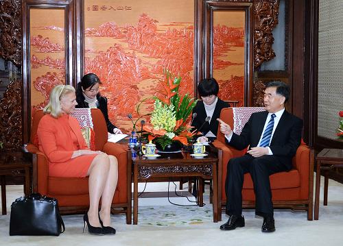 2月13日,中国国务院副总理汪洋在北京中南海紫光阁会见美国国际商业机器公司(IBM公司)董事长、总裁兼首席执行官罗睿兰一行。新华社记者 李涛 摄
