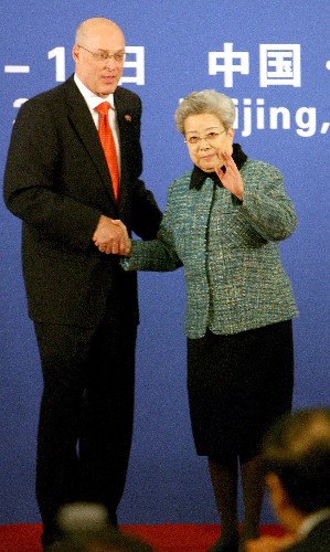 这是闭幕会议后,中国国务院副总理吴仪和美国财政部部长保尔森共同会见记者。