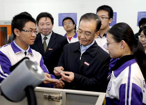 这是温家宝在南开中学工艺坊参观。 新华社记者 马占成 摄
