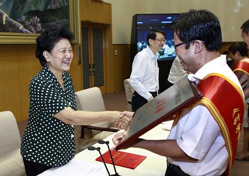 8月30日,中共中央政治局委员、国务委员刘延东出席全民科学素质行动实施工作电视电话会议并讲话。这是刘延东为“十一五”时期全民科学素质行动实施工作先进集体代表颁奖。 新华社记者 庞兴雷 摄