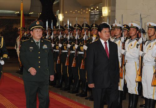 8月17日,中央军委委员、国务委员兼国防部长梁光烈在北京为来访的玻利维亚国防部长鲁文·萨阿韦德拉·索托举行欢迎仪式。新华社记者 李学仁 摄