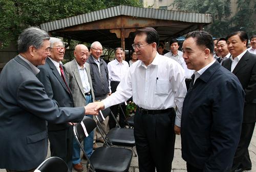 9月29日,中共中央政治局常委李长春来到人民出版社,看望慰问出版社全体员工,并向辛勤工作的全国出版工作者致以节日祝贺和良好祝愿。这是李长春与老同志亲切交谈。 新华社记者 庞兴雷 摄