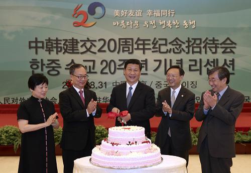 习近平出席中韩建交20周年招待会 8月31日,国家副主席习近平在北京出席由中国人民对外友好协会和韩国驻华大使馆共同举办的中韩建交20周年纪念招待会。这是习近平在与会中韩两国贵宾陪同下切纪念庆祝蛋糕。 新华社记者 庞兴雷 摄