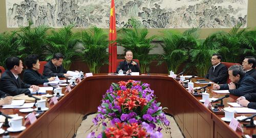 这是2月10日,温家宝听取企业界人士对《政府工作报告(征求意见稿)》的意见和建议。新华社记者 张铎 摄