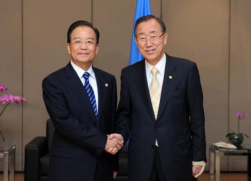 6月21日,中国国务院总理温家宝在巴西里约热内卢会见联合国秘书长潘基文。新华社记者 张铎 摄