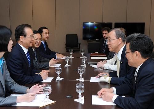 6月21日,中国国务院总理温家宝在巴西里约热内卢会见联合国秘书长潘基文。新华社记者 张铎 摄
