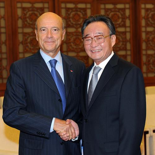 吴邦国会见法国前总理朱佩 9月6日,全国人大常委会委员长吴邦国在北京人民大会堂会见法国前总理、波尔多市市长朱佩。 新华社记者饶爱民摄