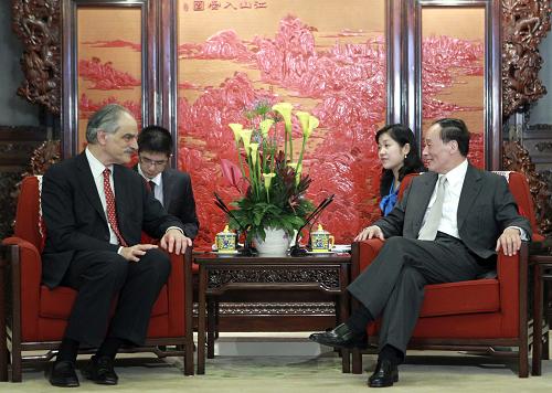 6月9日,中国国务院副总理王岐山在北京中南海会见国际货币基金组织代理总裁约翰·利普斯基。新华社记者丁林摄