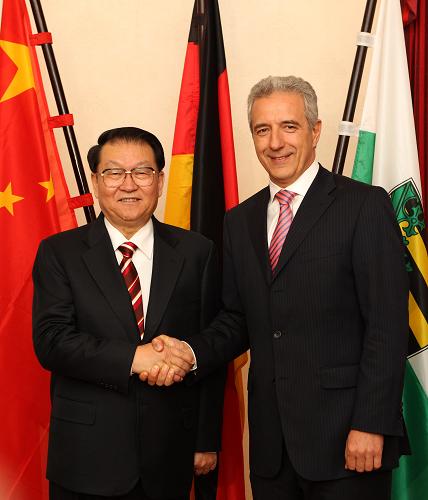 4月12日晚,中共中央政治局常委李长春在德国德累斯顿会见萨克森州州长提里希。新华社记者 马占成 摄