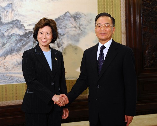 8月23日,中国国务院总理温家宝在中南海紫光阁会见前来出席北京奥运会闭幕式及相关活动的美国总统代表团团长、劳工部长赵小兰。新华社记者 李涛 摄
