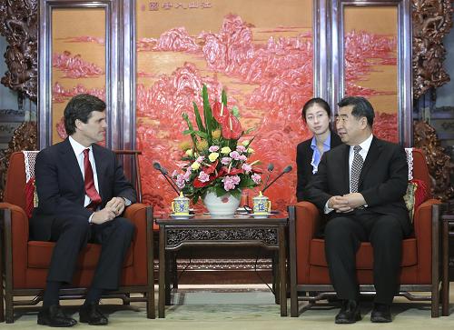 12月7日,中国国务院副总理、国务院残疾人工作委员会主任回良玉在北京中南海紫光阁会见来访的国际特奥会主席蒂姆·施赖弗。新华社记者 丁林 摄