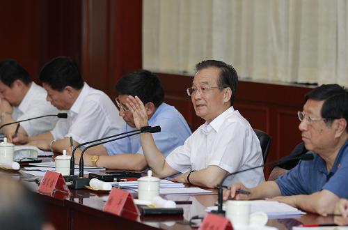 7月3日至4日,中共中央政治局常委、国务院总理温家宝在辽宁就经济运行有关问题进行调研,并在沈阳主持召开辽宁、江苏、浙江、广东四省经济形势座谈会。这是7月4日,温家宝在沈阳主持召开座谈会,听取辽宁、江苏、浙江、广东四省负责人汇报并作重要讲话。新华社记者 鞠鹏 摄