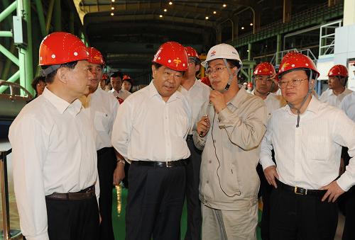 6月11日至15日,中共中央政治局常委、全国政协主席贾庆林在辽宁调研。这是6月13日,贾庆林在鞍山钢铁集团公司冷轧厂生产线了解生产情况。 新华社记者黄敬文摄