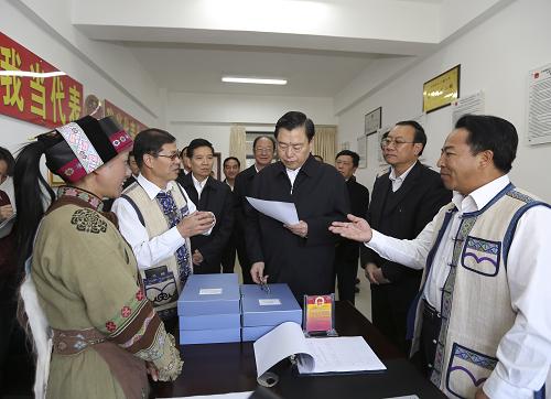 11月22日至25日,中共中央政治局常委、全国人大常委会委员长张德江在云南就县级人大工作进行调研,并主持召开部分省、自治区、直辖市县级人大工作座谈会。这是11月24日,张德江在石林县人大机关考察县级人大工作。新华社记者 丁林 摄