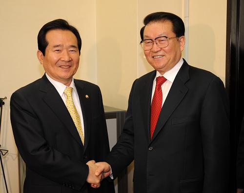 4月7日,中共中央政治局常委李长春在首尔会见韩国民主党党首丁世均。新华社记者 刘建生 摄