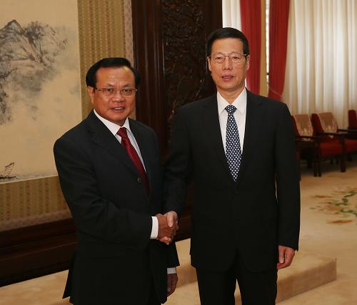 张高丽会见越共中央政治局委员范光毅 9月10日,中共中央政治局常委、国务院副总理张高丽在北京中南海紫光阁会见越共中央政治局委员、河内市委书记范光毅。 新华社记者 刘卫兵 摄
