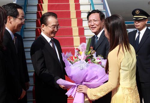 10月28日,中国国务院总理温家宝乘专机抵达越南河内内排国际机场,出席将于28日至30日在这里举行的东亚领导人系列会议。新华社记者 庞兴雷 摄