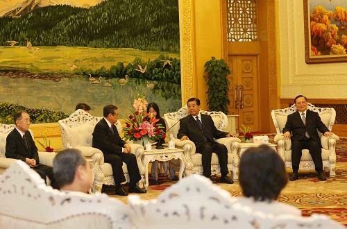 9月27日,中国全国政协主席贾庆林在北京人民大会堂会见日本前众议长、日本国际贸易促进协会会长河野洋平等日本友好人士代表。新华社记者 刘卫兵 摄