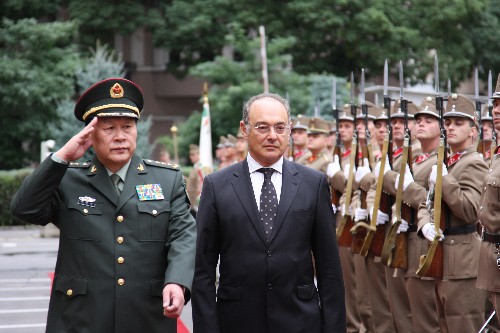 9月16日,匈牙利国防部长塞凯赖什·伊姆雷(左二)在国防部大楼前的广场上为正在匈牙利访问的中国国务委员兼国防部长梁光烈举行正式的欢迎仪式。新华社记者杨永前摄