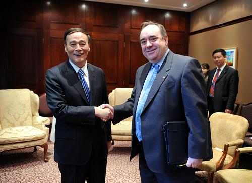 5月8日,中国国务院副总理王岐山(左)在英国苏格兰首府爱丁堡会见苏格兰首席部长亚历克斯·萨蒙德。当日,王岐山飞抵爱丁堡开始对英国进行访问。新华社记者 曾毅 摄