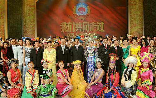 贾庆林观看庆祝人民政协成立60周年文艺演出《我们共同走过》 9月20日,“我们共同走过——庆祝人民政协成立60周年文艺演出”在北京举行。中共中央政治局常委、全国政协主席贾庆林与1000多名各界人士一同观看了演出。这是演出结束后,贾庆林等走上舞台与全体演员合影留念。 新华社记者黄敬文摄