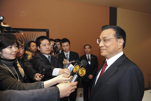 1月28日,出席2010年世界经济论坛年会的中国国务院副总理李克强在瑞士达沃斯与记者见面,介绍出席世经年会的有关情况。新华社记者 谢环驰 摄