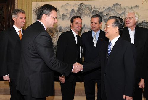 1月15日,中国国务院总理温家宝在北京中南海紫光阁会见随同德国副总理兼外长韦斯特韦勒访华的德国企业家。 新华社记者黄敬文摄