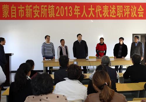 11月22日至25日,中共中央政治局常委、全国人大常委会委员长张德江在云南就县级人大工作进行调研,并主持召开部分省、自治区、直辖市县级人大工作座谈会。这是11月22日,张德江在蒙自市新安所镇考察基层人大工作。新华社记者 丁林 摄