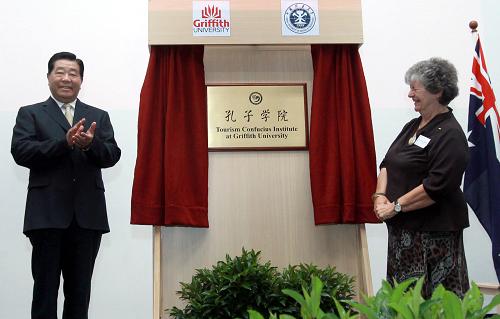 4月9日,全国政协主席贾庆林在澳大利亚布里斯班出席格里菲斯大学旅游孔子学院揭牌仪式并致辞。这是贾庆林与格里菲斯大学福德校监共同揭牌。新华社记者 庞兴雷 摄